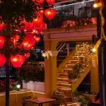 Rote Laternen auf der Rooftop Bar The View Rooftop Bar in Saigon
