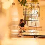 Junge Frau sitzt im Meraki Café des Coffee Apartments