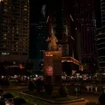 Eine bei Nacht angestrahlte Statue in Ho Chi Minh City