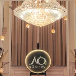 Schild der AO Show auf der Treppe im Opernhaus von Saigon