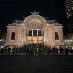 Blick auf das angeleuchtete Opernhaus in Ho Chi Minh City bei Nacht