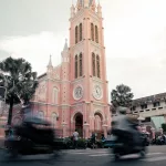 Blick über die befahrende Straße auf die Tan-Dinh-Kirche in Saigon