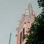 Blick auf die Spitze des Kirchturms der Tan-Dinh-Kirche