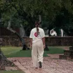 Frau läuft alleine durch eine der Tempelanlagen in Ayutthaya