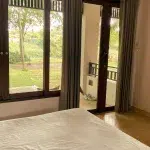 Blick auf das Bett in einem Hotelzimmer