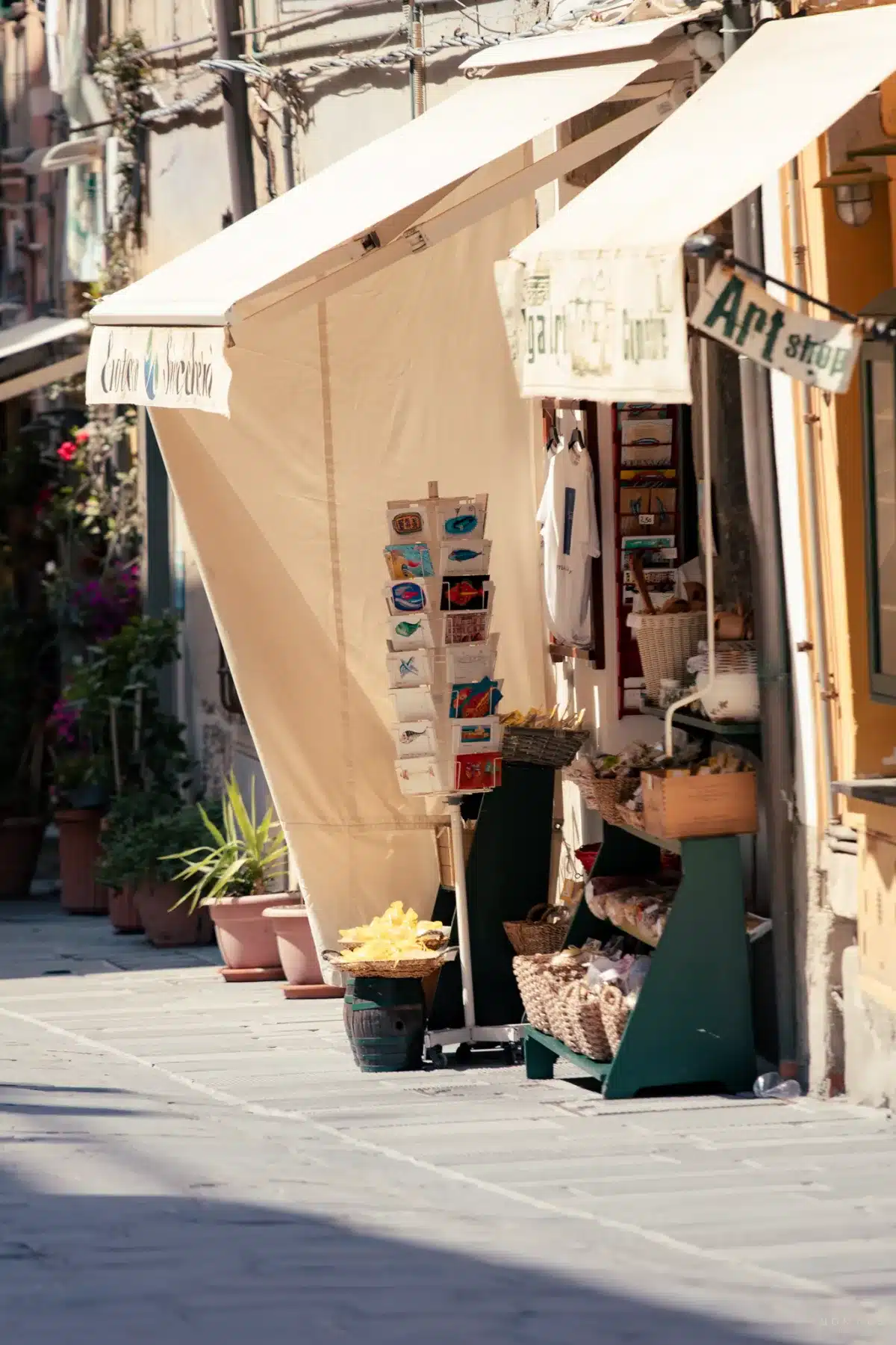 Ladenfront mit Postkarten