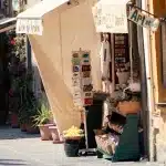 Ladenfront mit Postkarten