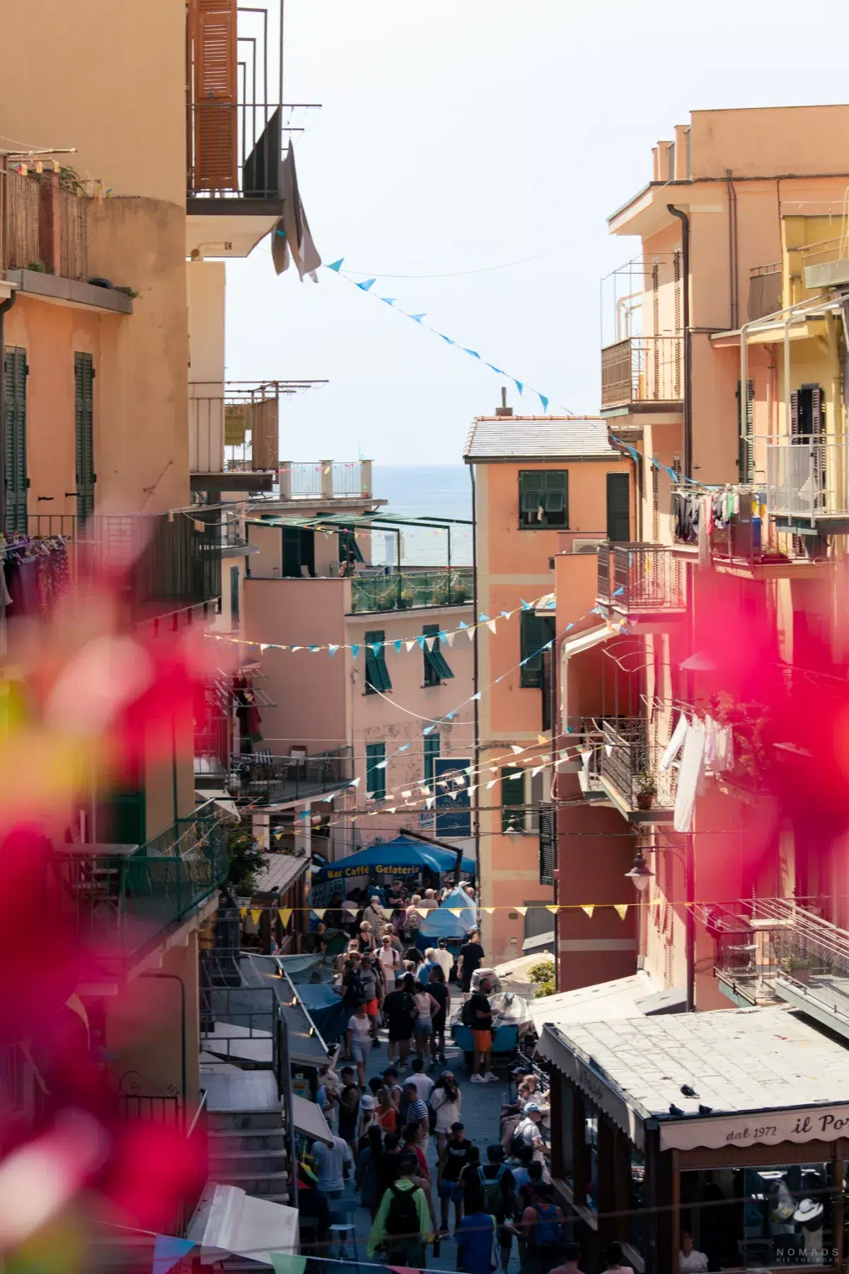Gasse mit Menschen in einem Dorf der Cinque Terre