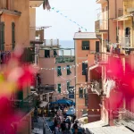 Gasse mit Menschen in einem Dorf der Cinque Terre