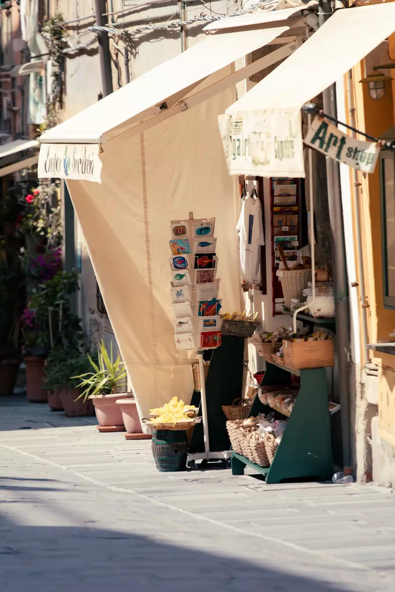 Ladenfront mit Postkarten