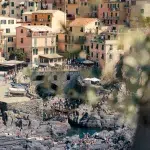 Bunte Häuser in Manarola, Cinque Terre, vor dem Tyrrhenische Meer