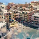 Bunte Häuser in Vernazza mit kleinem Strand und Hafen