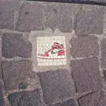 Mosaik Stein mit Nike Sneaker
