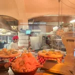 Blick in die Küche vom Trattoria Corrieri, wo frische Pasta zubereitet wird