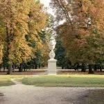 Weiße Statue von einem Pokal im Park