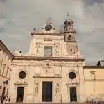 Eingang und Turm der Kirche San Giovanni Evangelista