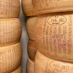 Mehrere gestapelte Parmigiano Laibe
