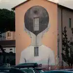 Hausgemälde mit Person von hinten