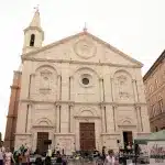 Dom von Pienza mit Menschen auf dem Platz davor