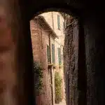 Gasse mit Unterführung in Pienza