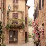 Gasse mit Blumen an Gebäuden
