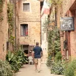 Mann läuft durch Gasse in Pienza