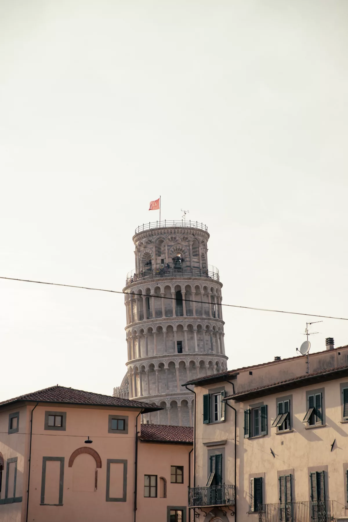 Schiefe Turm von Pisa mit Häuser davor