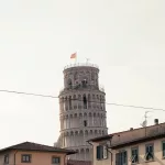 Schiefe Turm von Pisa mit Häuser davor