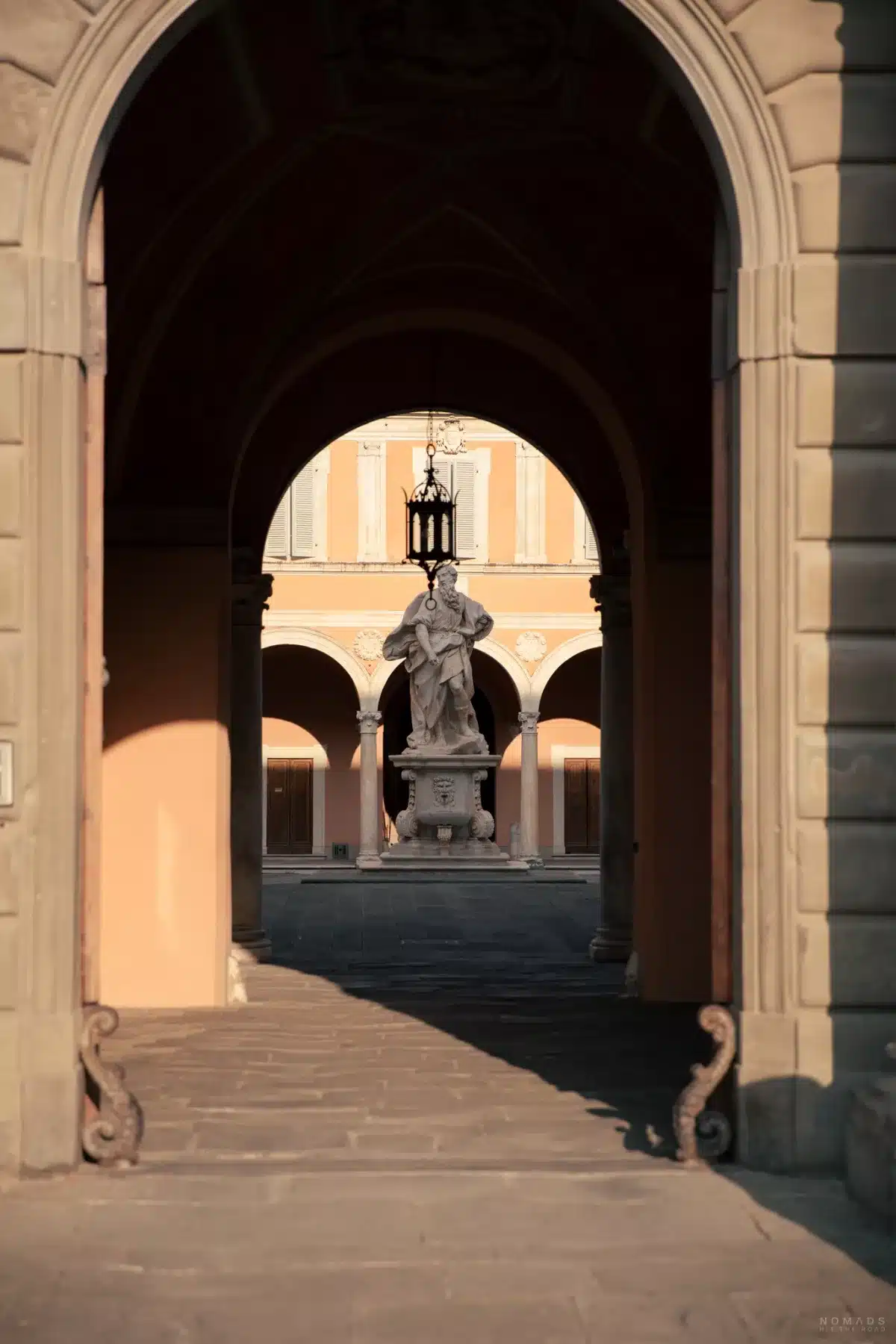 Statue in einem Innenhof in Italien