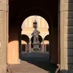 Statue in einem Innenhof in Italien