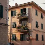 Häuserfassade mit grünen Fensterläden