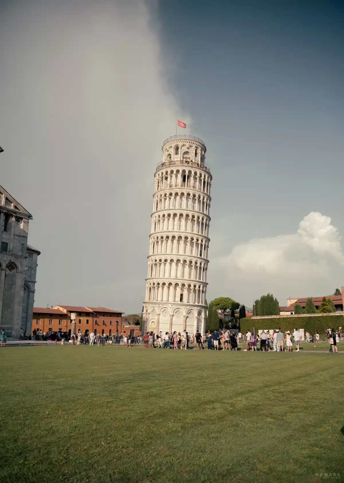 Schiefe Turm von Pisa vor Grünfläche