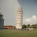 Schiefe Turm von Pisa vor Grünfläche