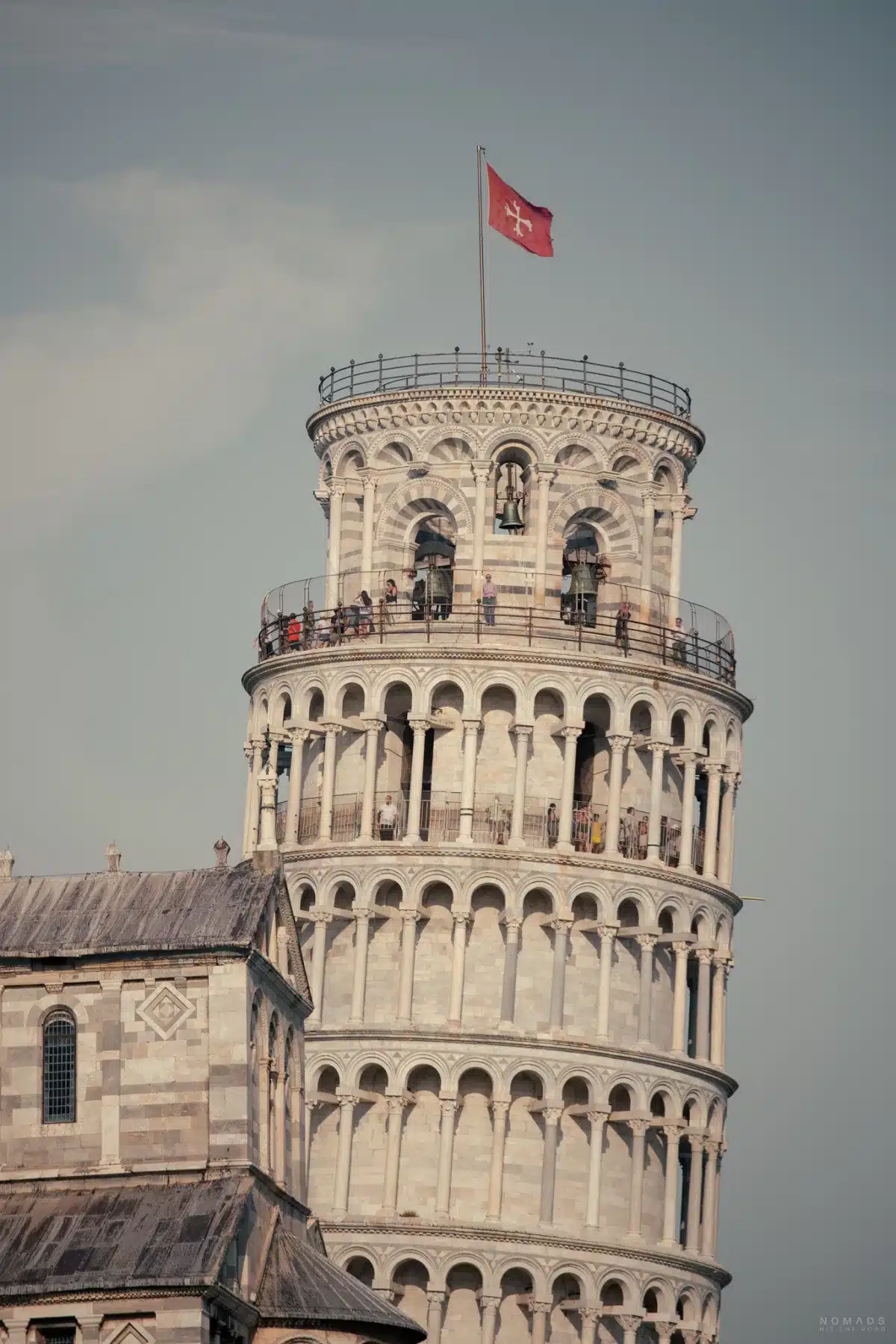 Schiefe Turm von Pisa mit Flagge