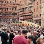Piazza del Campo in Siena gefüllt mit Menschenmassen zum Palio