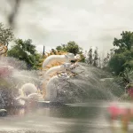 Große weiße Drachenfiguren, die aus einem Teich in Ancient City, Thailand, emporsteigen, während Wasserfontänen um sie sprühen.