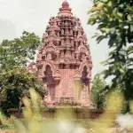 Ein detailliert gearbeiteter Tempel in Ancient City, der die einzigartige Architektur und die religiösen Einflüsse Thailands widerspiegelt.