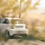 Mietwagen Fiat 500e von hinten