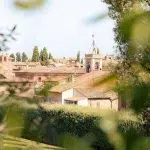 Blick auf die Dächer der Häuser in San Quirico d'Orcia von den Gärten der Horti Leonini