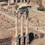 Drei erhaltene Säulen zwischen Ruinen im Forum Romanum