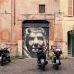 Graffiti von Frau an Garagentor in Trastevere