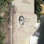 Graffiti von einem Frauenkopf an einer Wand