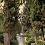 Jesusstatue am Kreuz auf dem deutschen Friedhof Campo Santo Teutonico im Vatikan