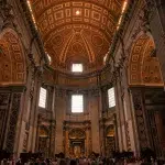 Halle und Decke von innen im Petersdom