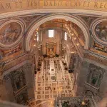 Blick in den Petersdoms von oben aus der Kuppel