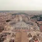 Blick auf den Petersplatz aus der Petersdom Kuppel