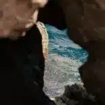Blick durch eine Felsenöffnung auf das Mittelmeer.