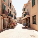 Historische Dorfstraße mit Steinhäusern auf Mallorca.