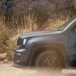 Detailaufnahme eines Mietwagens auf der MA10 auf Mallorca, ideal für eine Fahrt entlang der Westküste Mallorcas, um die Landschaft zu erkunden.