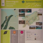 Mallorca Tipps: Informationsschild des Ajuntament d’Escorca für Besucher von Sa Calobra, mit Karten und wichtigen Hinweisen zu Services, Refugios und Freizeitbereichen.